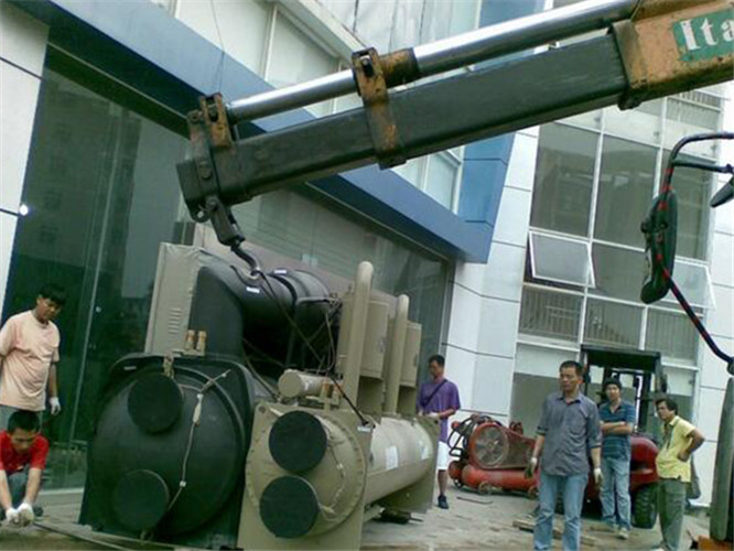 渌口区随车吊和汽车吊的核心区别是什么？哪种更省钱？