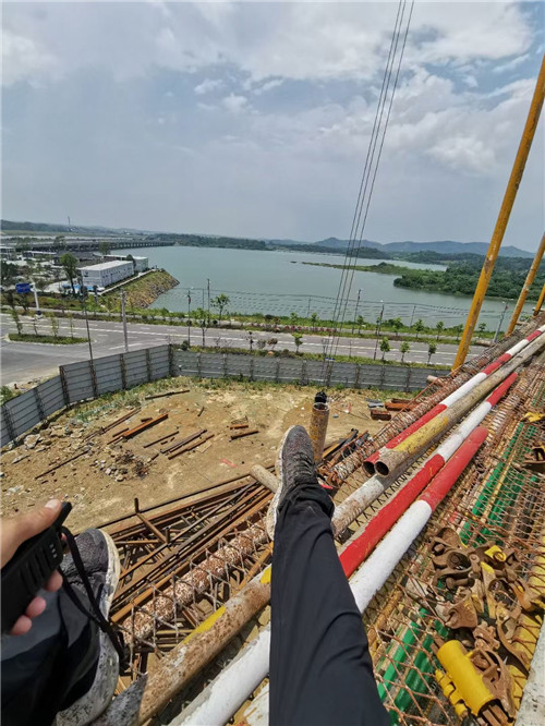 渌口区作业中发生设备损坏或人员意外，责任怎么划分？